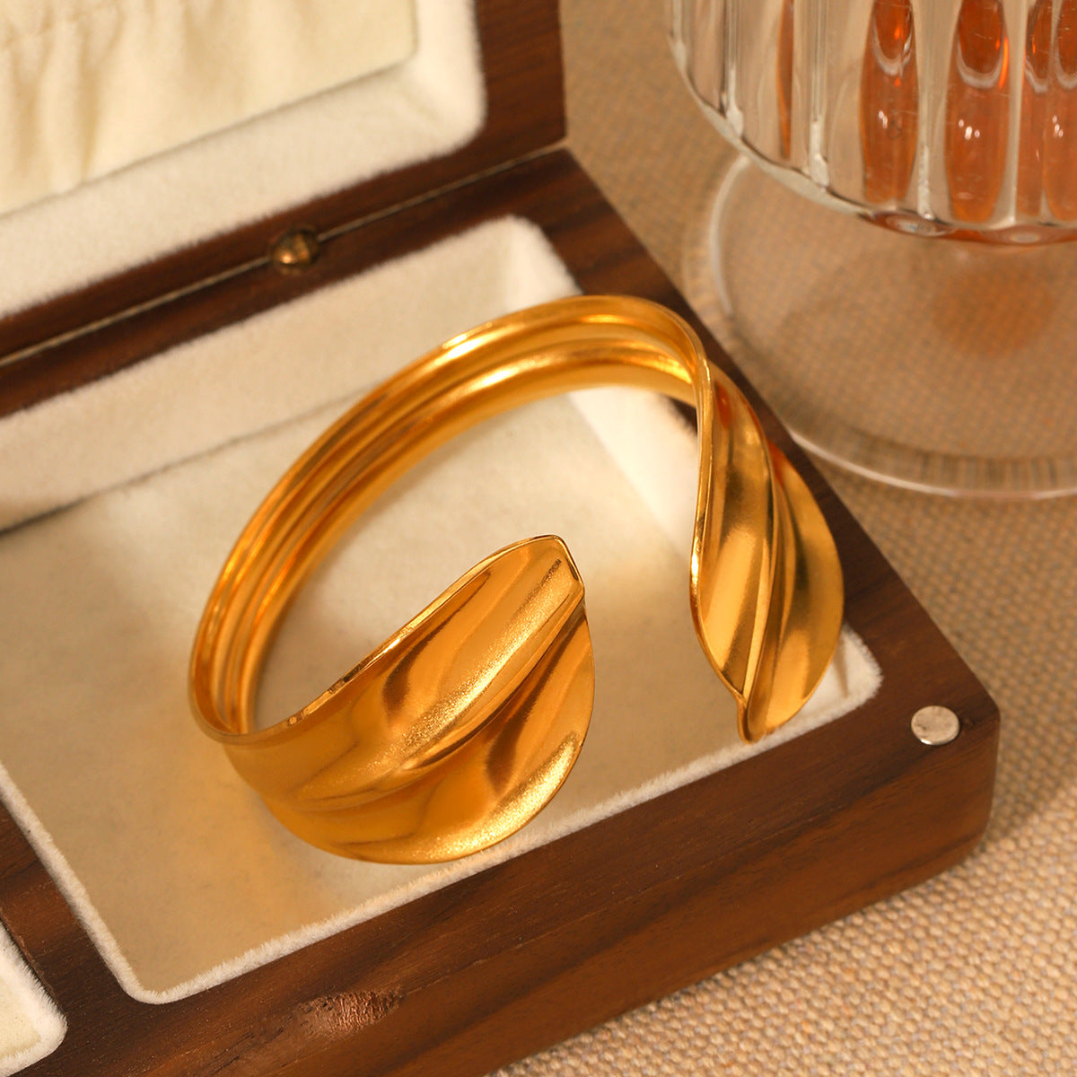 Ins Style Personality Exaggerated Wide Version Pleated Stainless Steel Bracelet 18K Gold Leaf Shaped Open Bracelet
