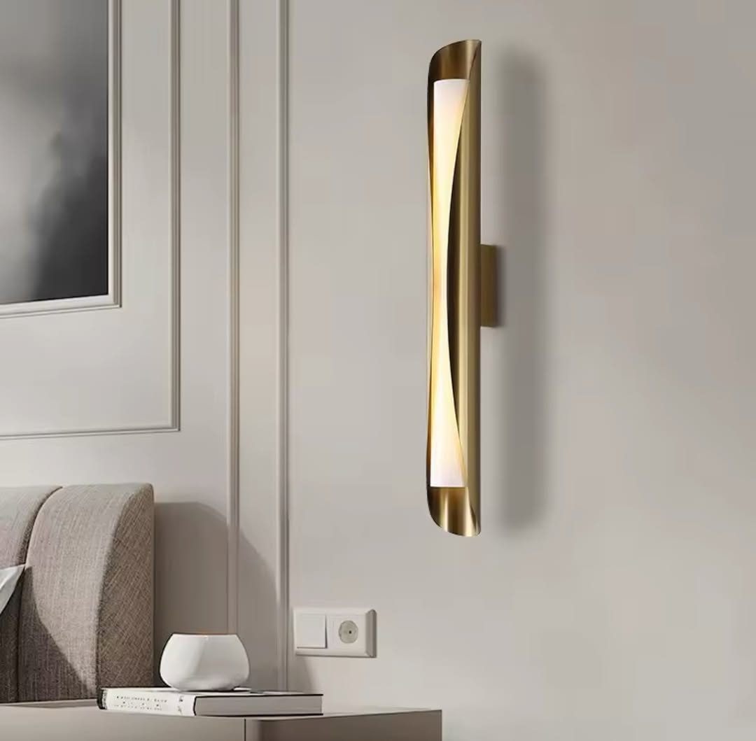Sleek Gold Vertical Wall Light