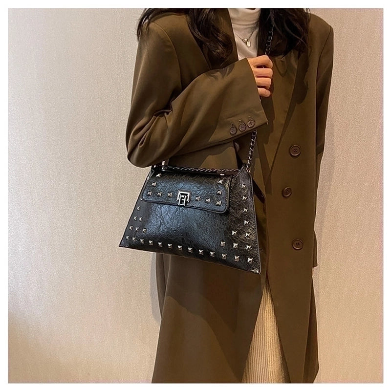 Women's Pu Leather Solid Color Streetwear Square Lock Clasp Shoulder Bag