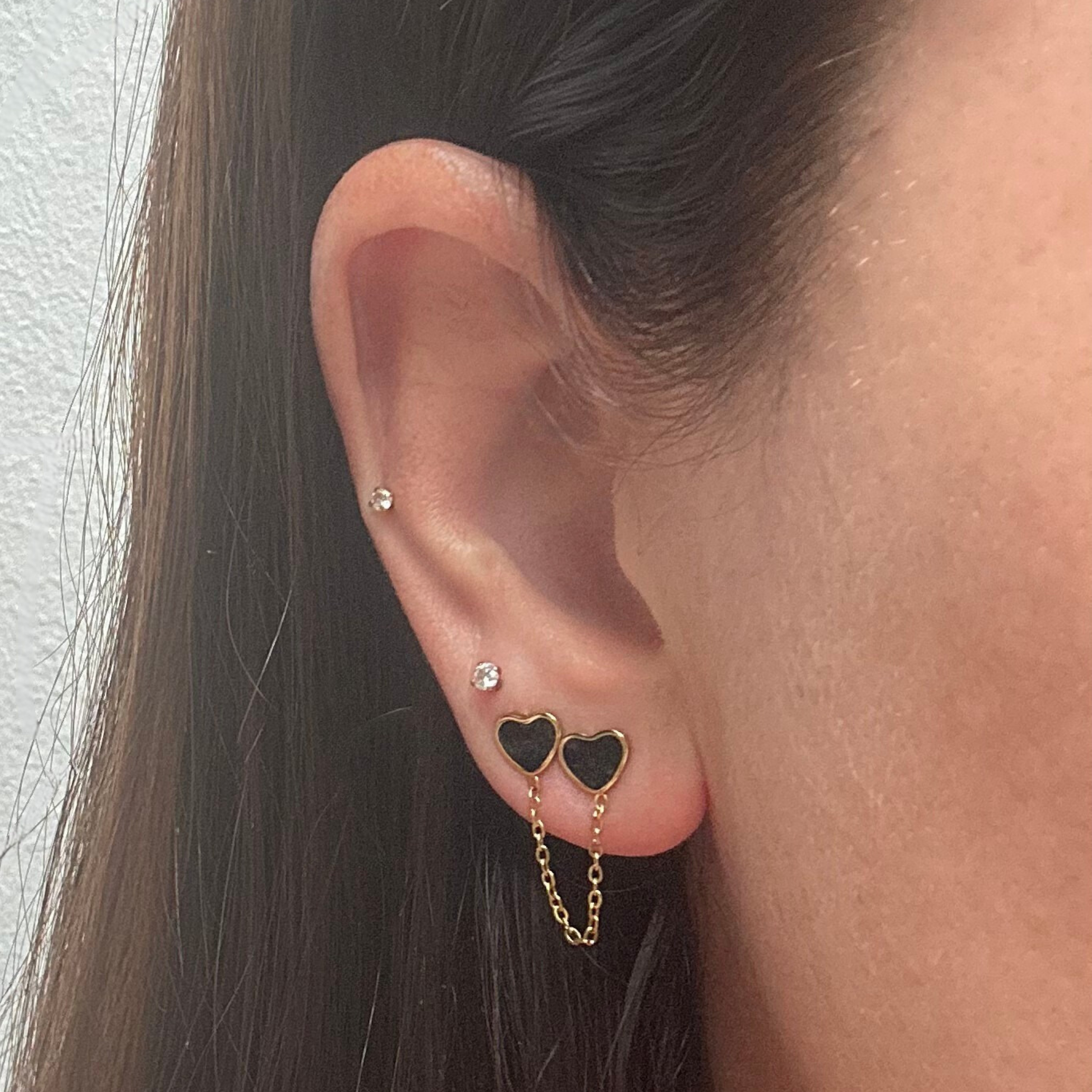 Chained black heart studs - Gold