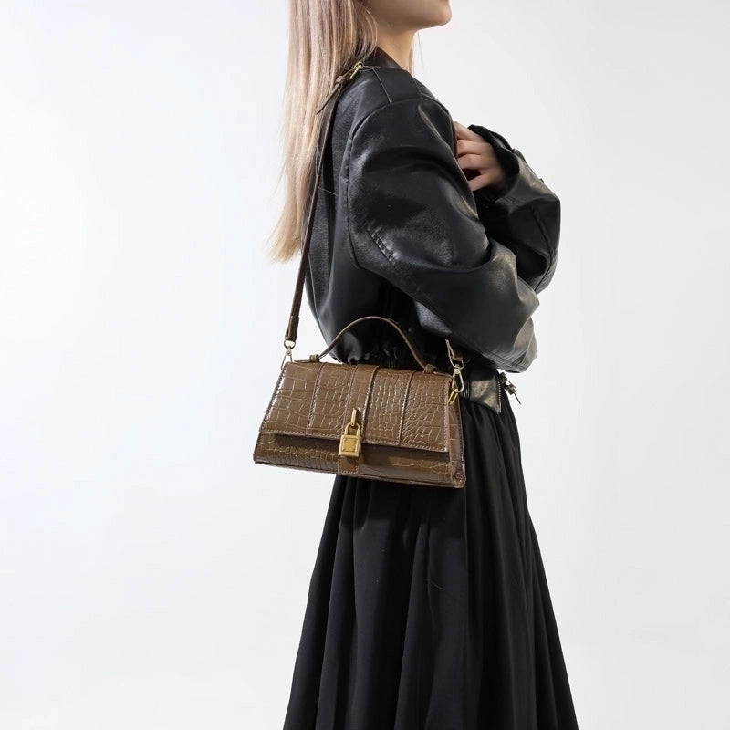 Women's Pu Leather Solid Color Punk Classic Style Streetwear Sewing Thread Square Magnetic Buckle Flip Cover Handbag