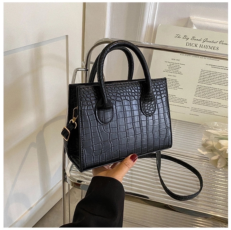 Women's Small Pu Leather Solid Color Streetwear Square Zipper Handbag