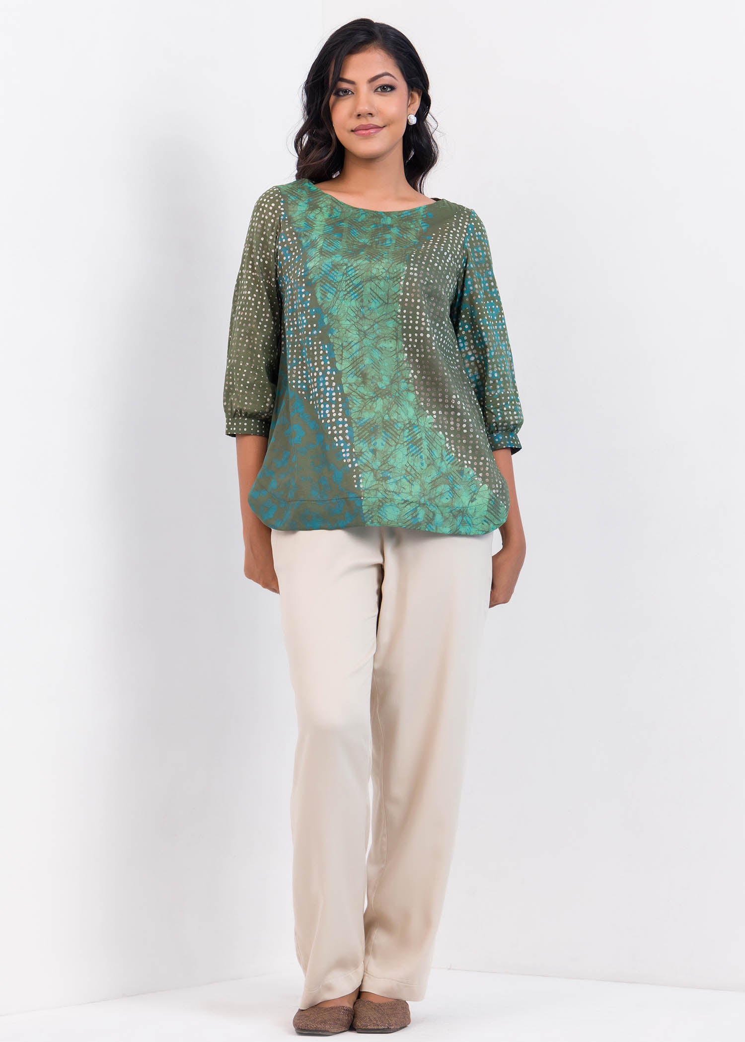 Round neck detailed three batik color top