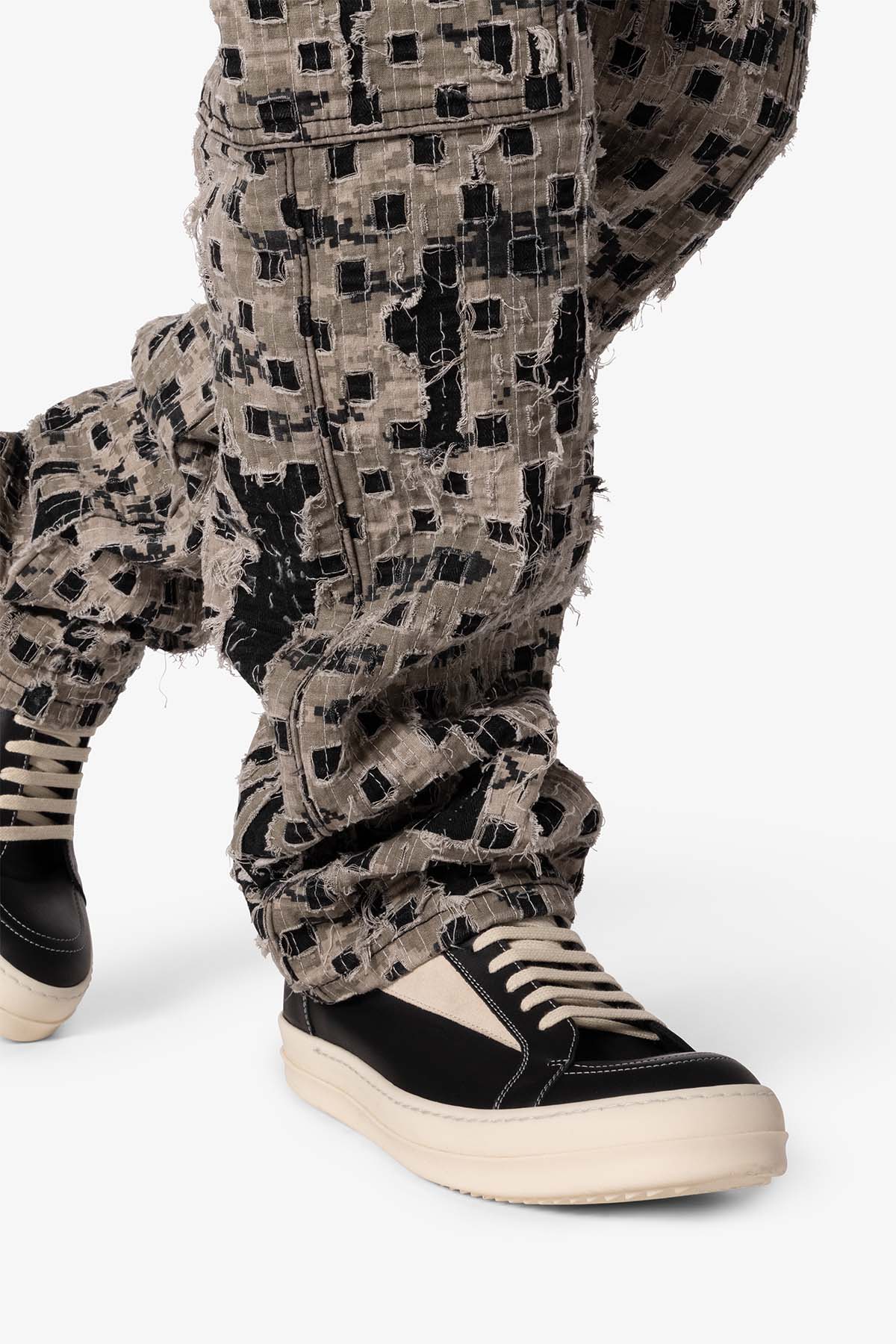 V646 Spotted Camo Cargo Denim - Multi