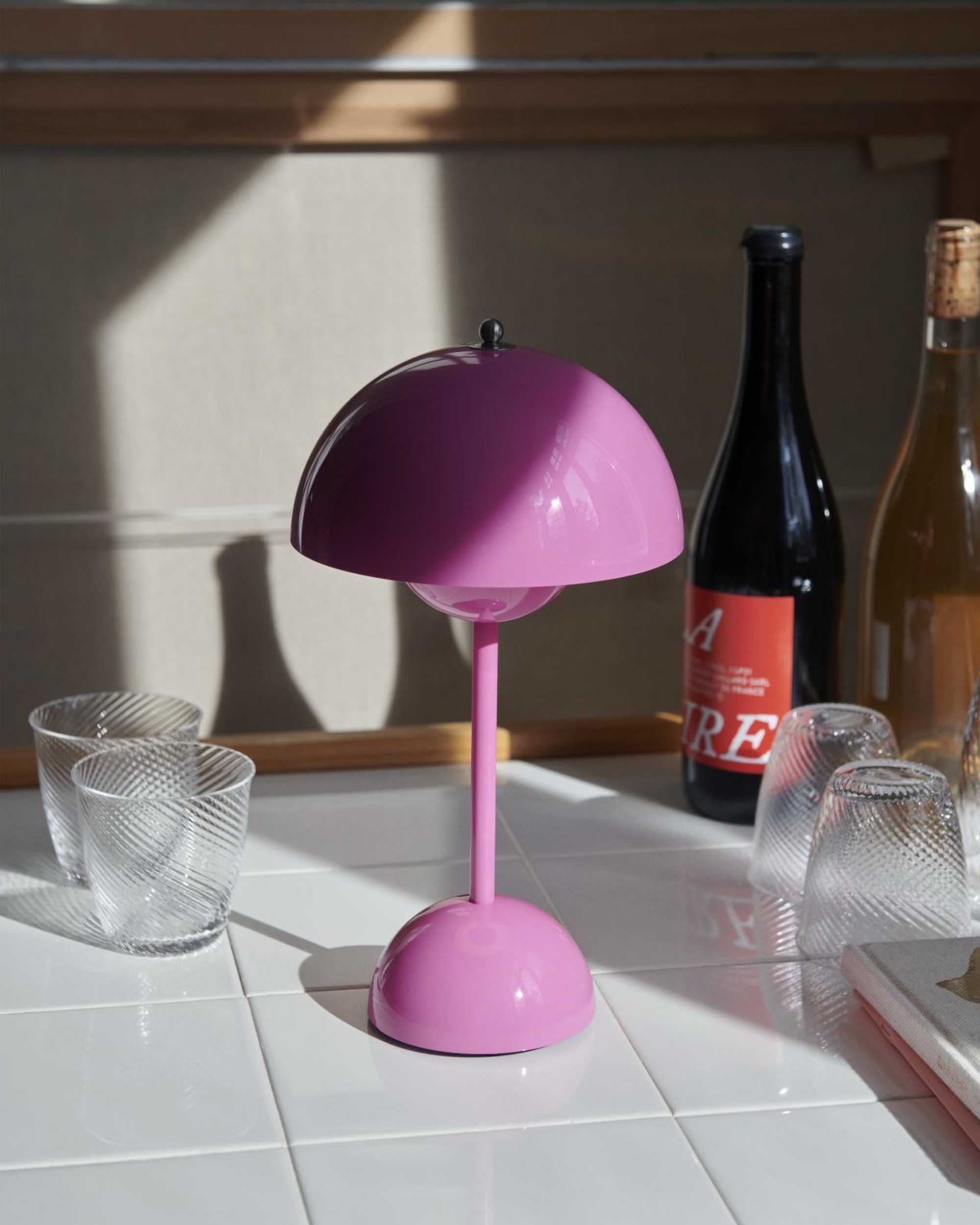 Flowerpot VP9 portable table lamp. Tangy Pink
