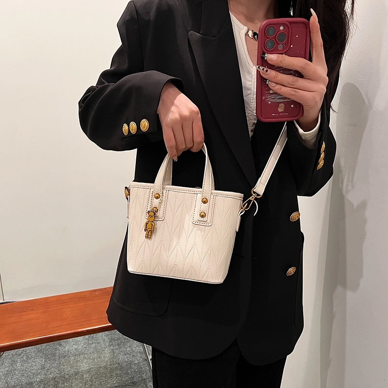 Women's Pu Leather Solid Color Classic Style Sewing Thread Square Zipper Shoulder Bag