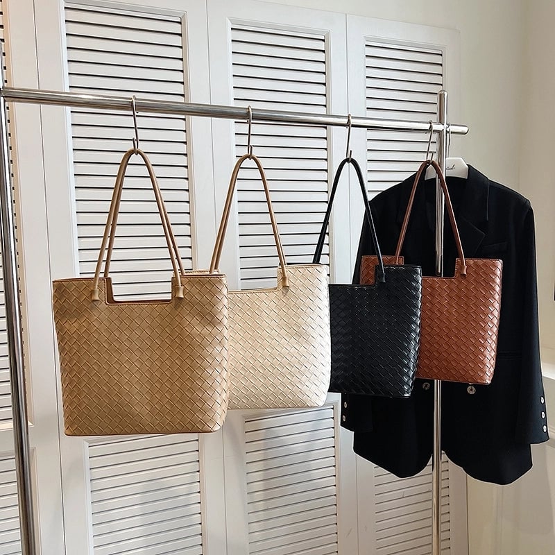 Women's Medium Pu Leather Solid Color Streetwear Square Zipper Tote Bag