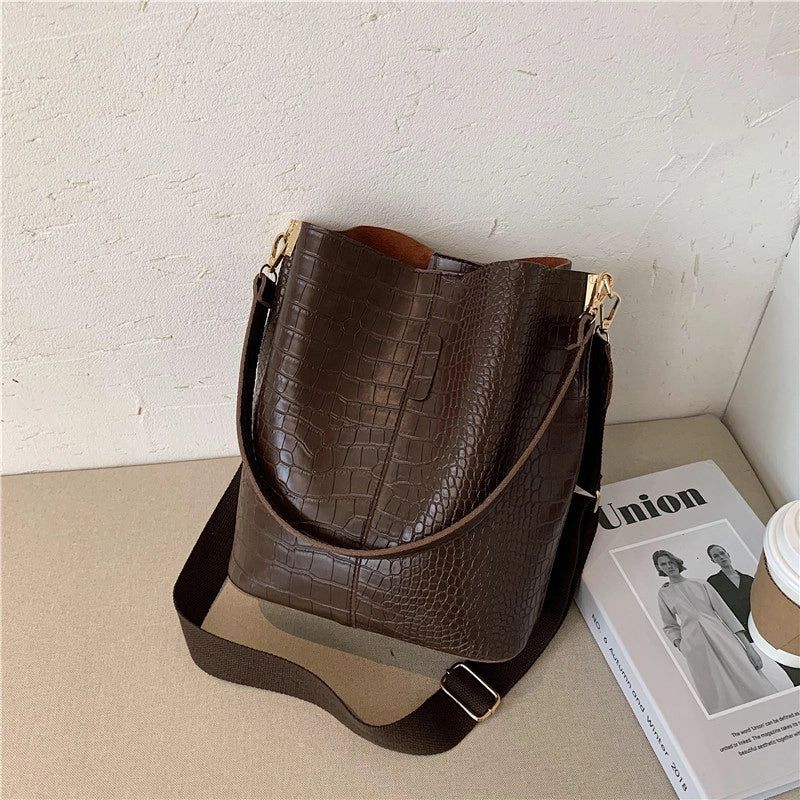Fashionable Stylish One Shoulder Bag 2024 New Fashionable Temperament Underarm Bag Casual All-Matching Wide Shoulder Strap Bucket Bag
