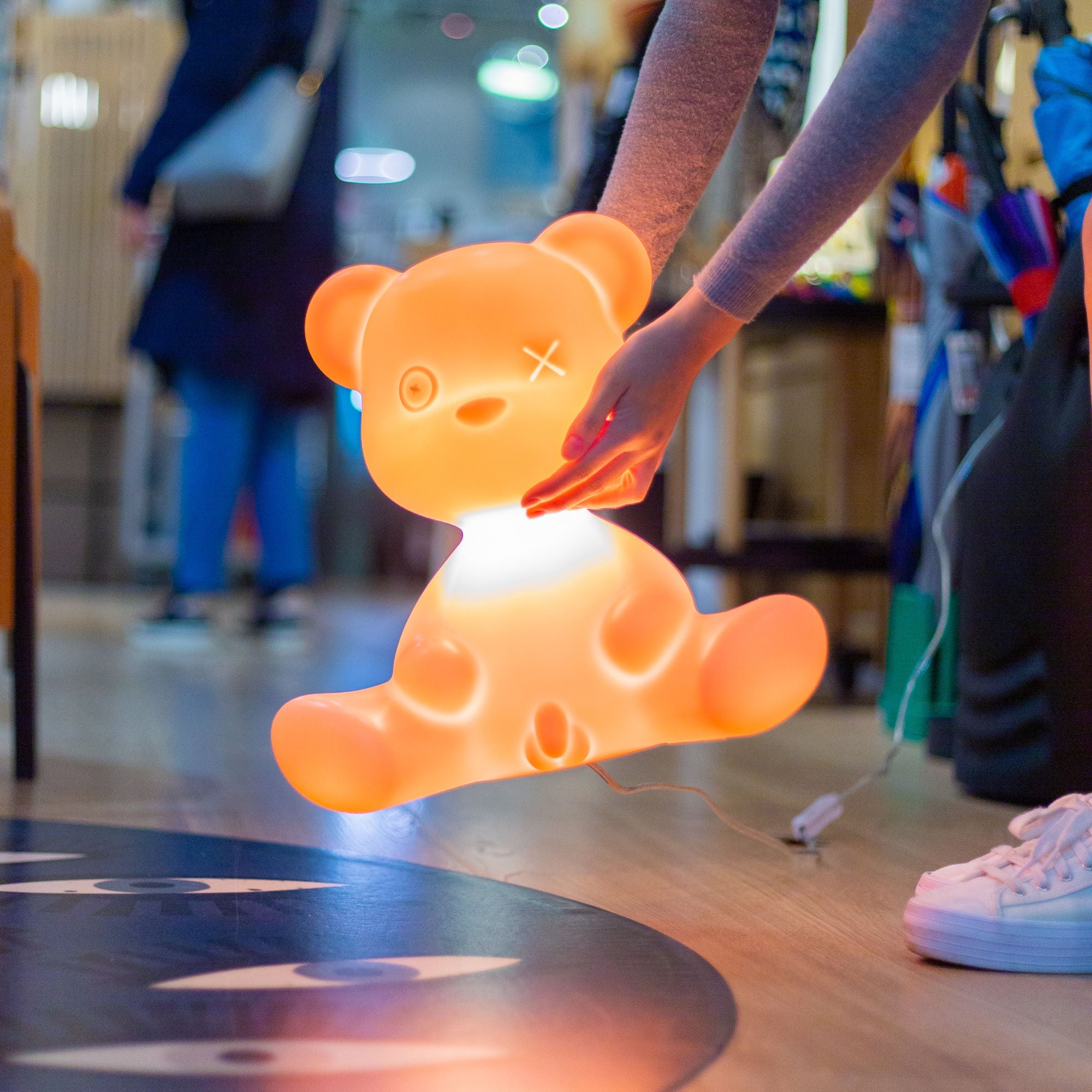 Qeeboo Teddy Boy table lamp . Bright Pink