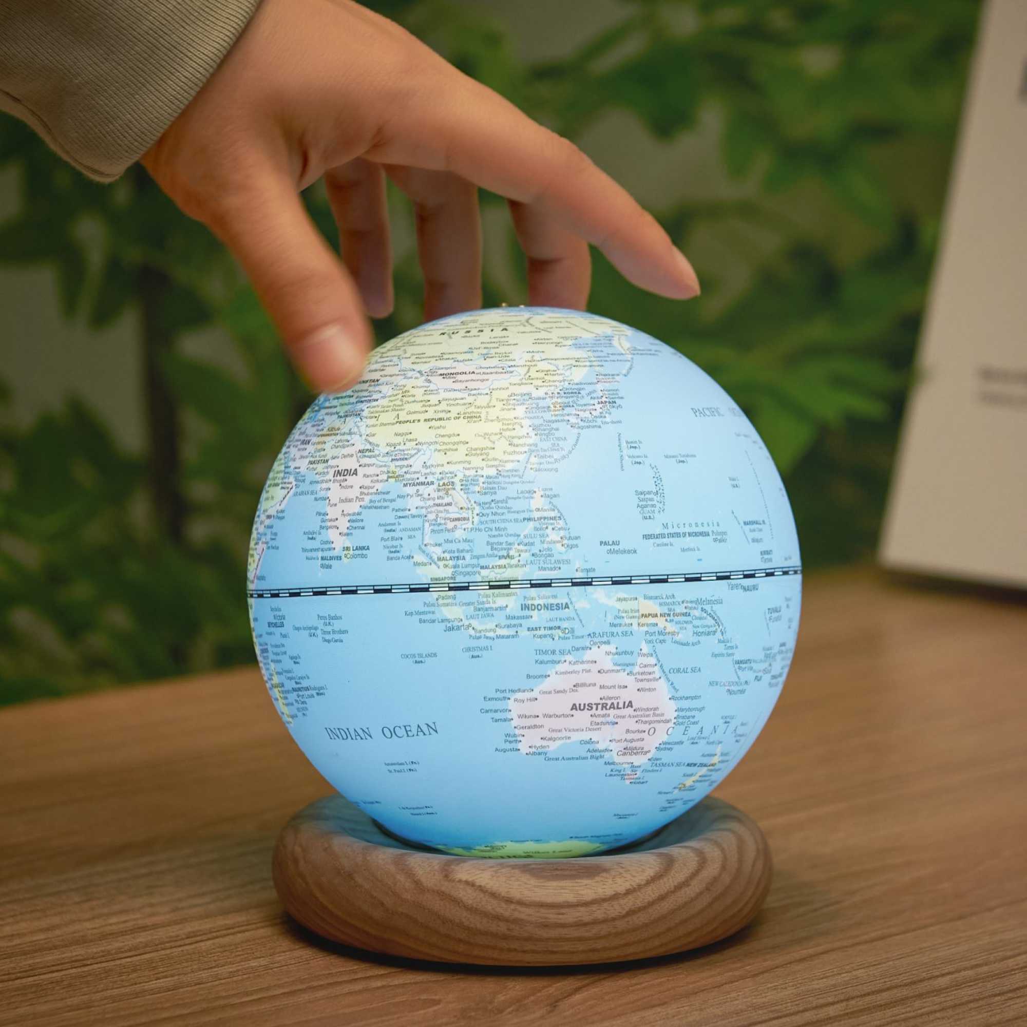 Gingko AtlasGlobe Lamp Mini. Mini Sky Blue