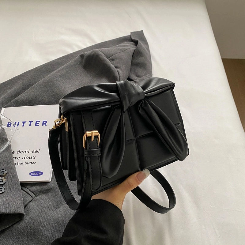 Women's Medium Pu Leather Solid Color Classic Style Streetwear Sewing Thread Square Flip Cover Crossbody Bag