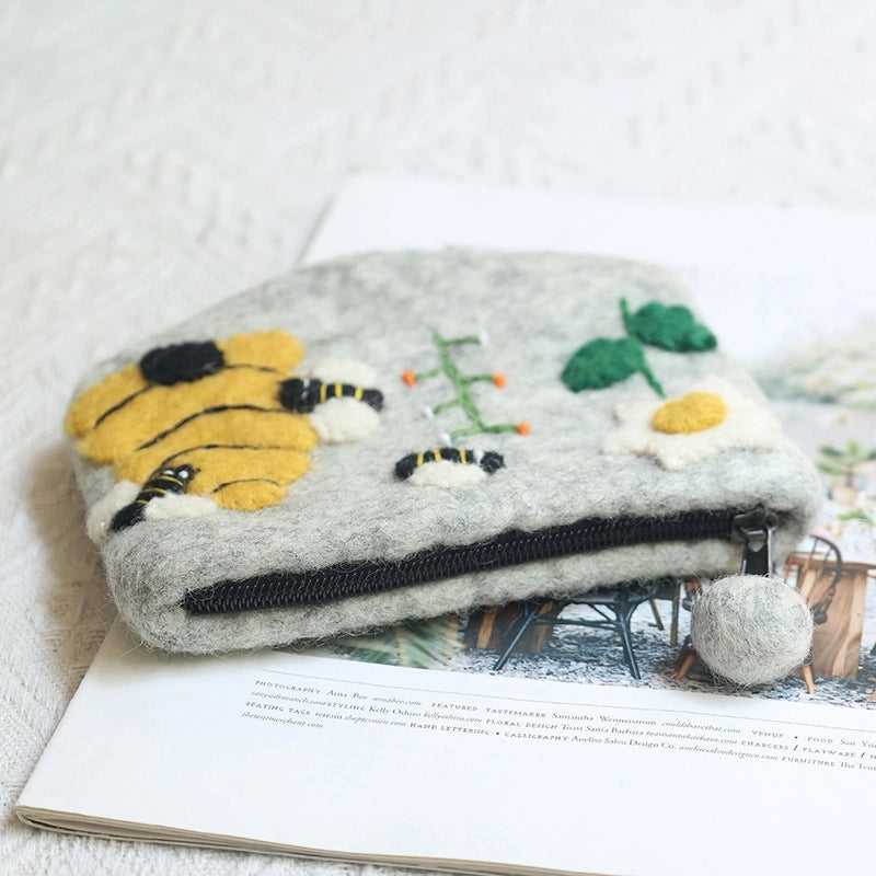 Unisex Bee Wool Felt Zipper Coin Purses