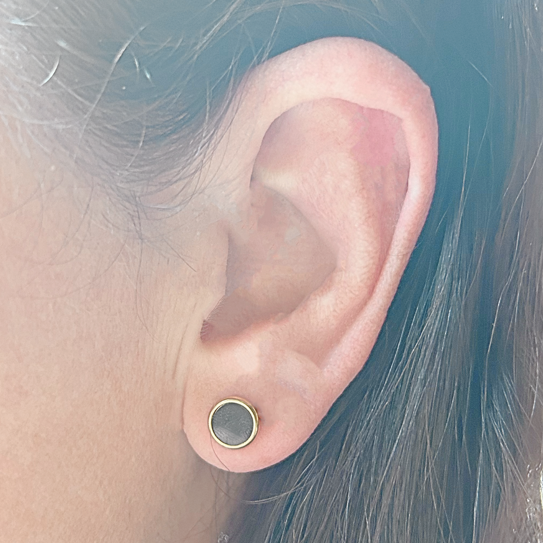 8mm Black circle studs - Gold