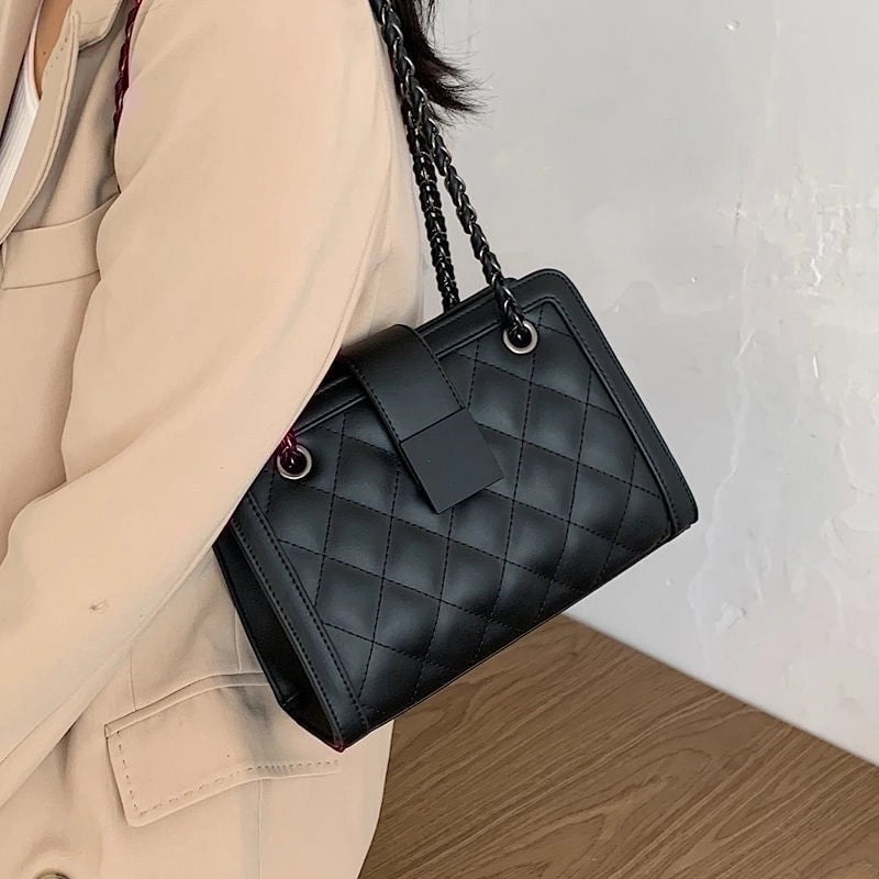 Women's Medium Pu Leather Solid Color Lingge Elegant Classic Style Zipper Shoulder Bag