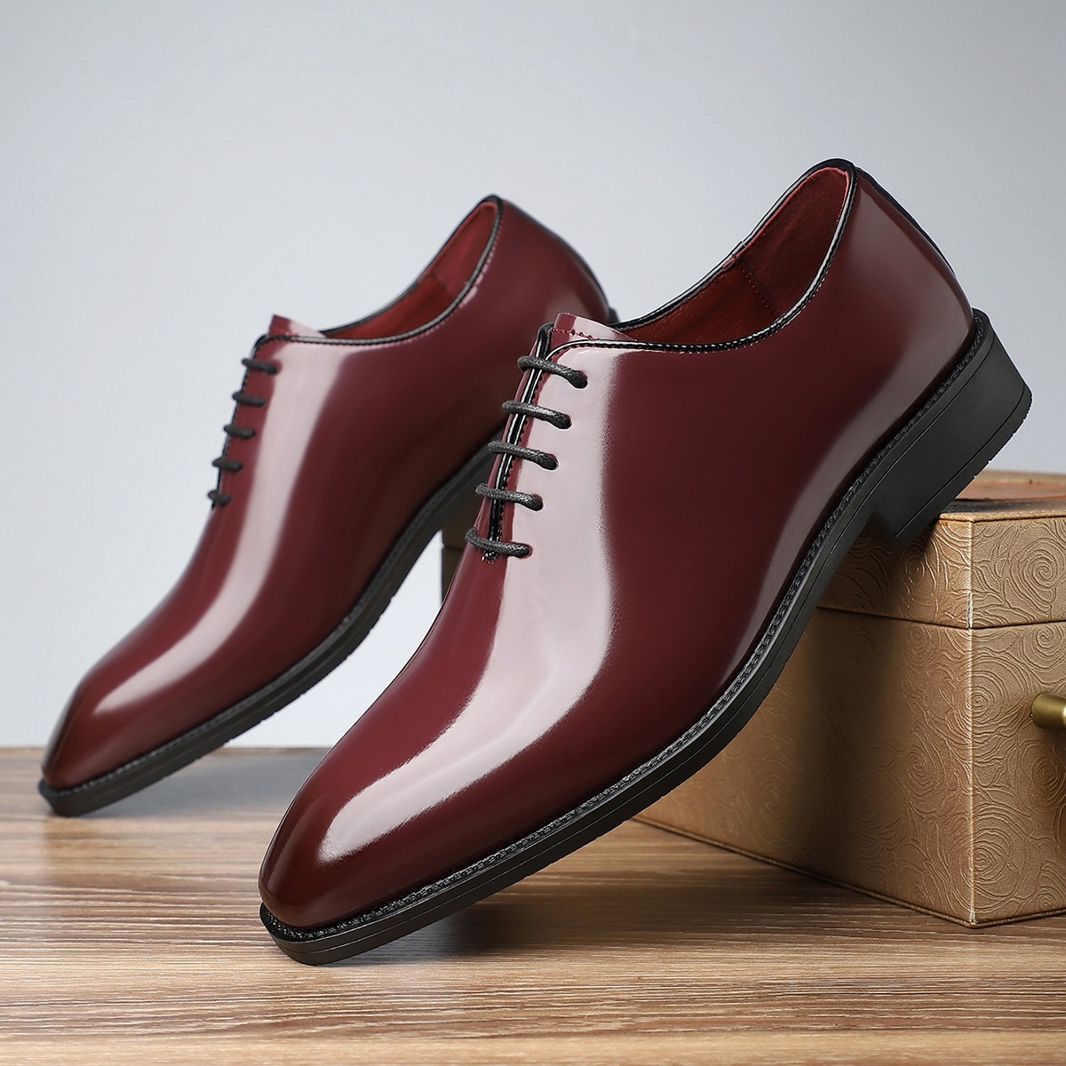 New Men's Business Leather Shoes Formal Men's Shiny Leather Shoe Oxfords Wedding Office Shoes Autumn Breathable Pointed Sneakers