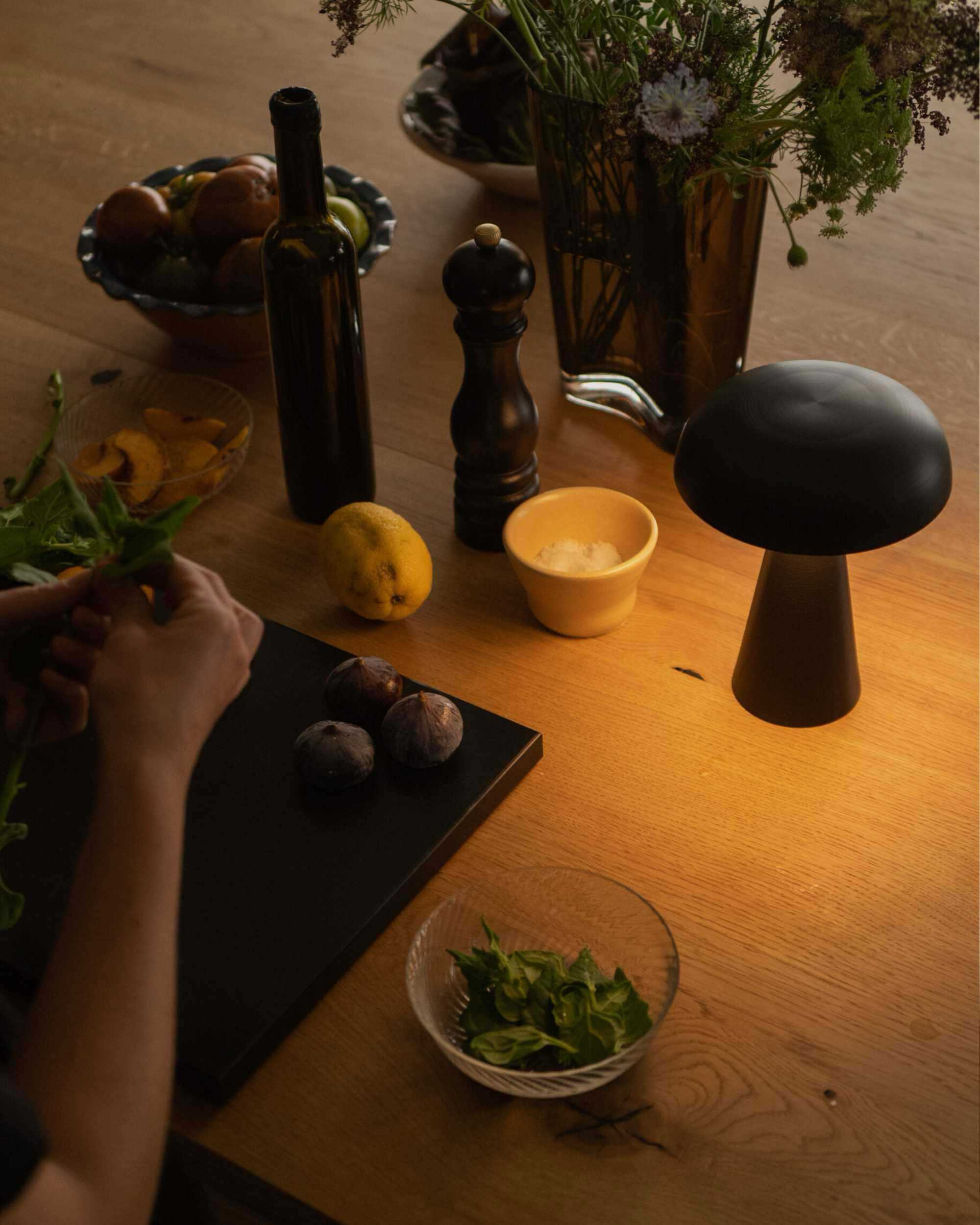 SC53 Como Portable Table Lamp. bronze