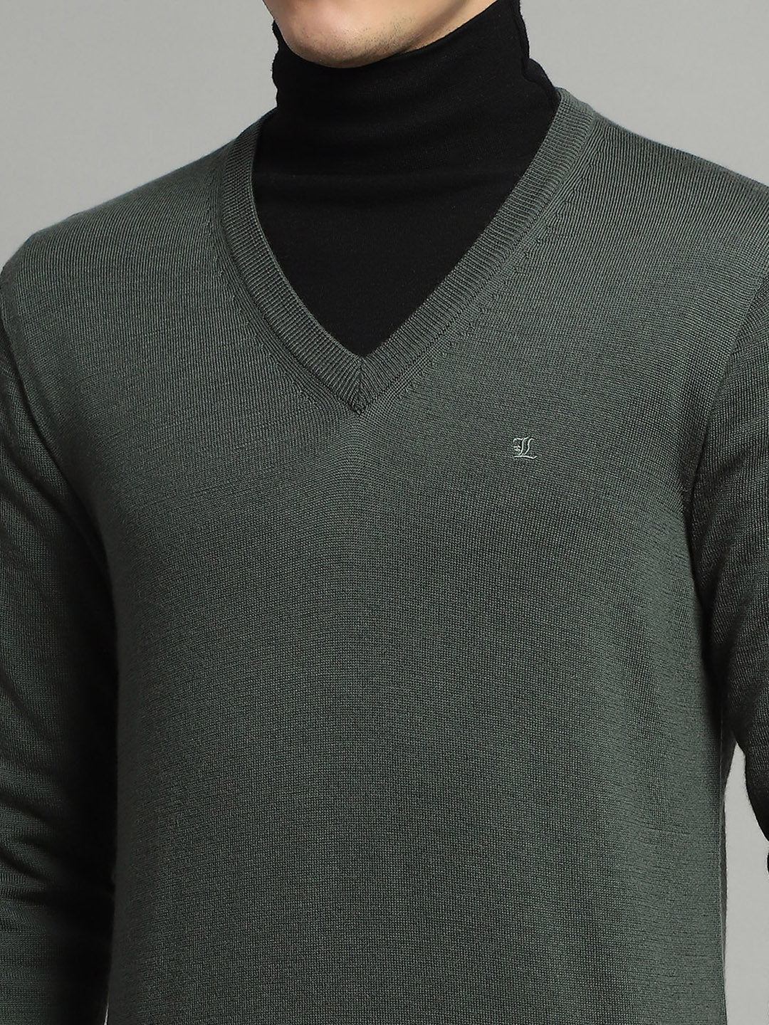 Men Olive Solid V Neck Full Sleeve Pullover