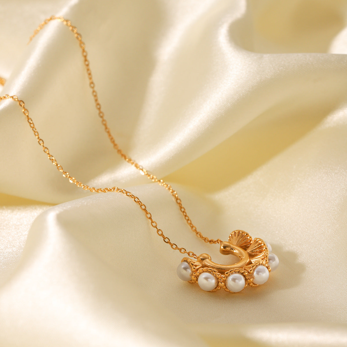 U-Shaped Stainless Steel Trumpet Flower Inlaid Pearl Pendant Necklace Female Niche Design Ins Titanium Steel Clavicle Chain Necklace