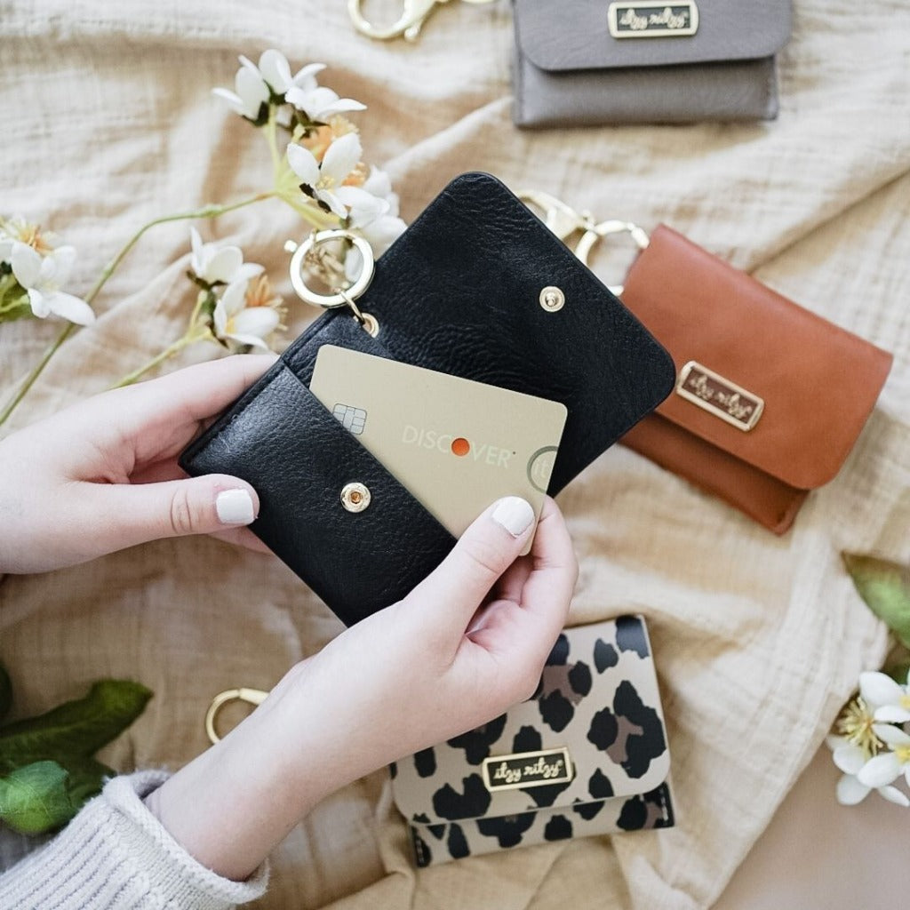 Itzy Mini Wallet? Card Holder and Key Chain Charm