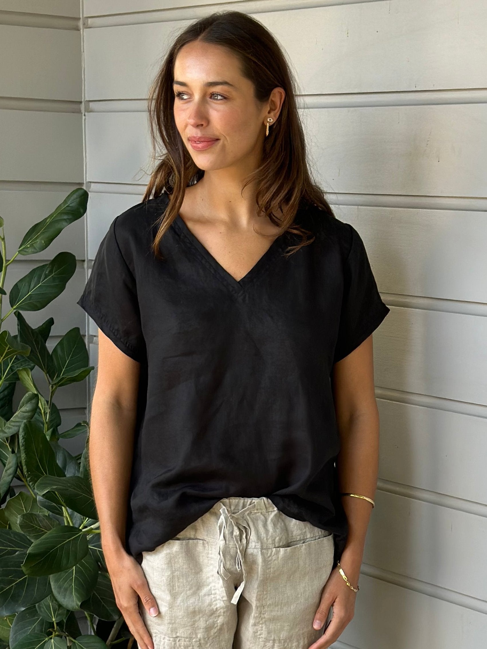 ellie v neck -black linen