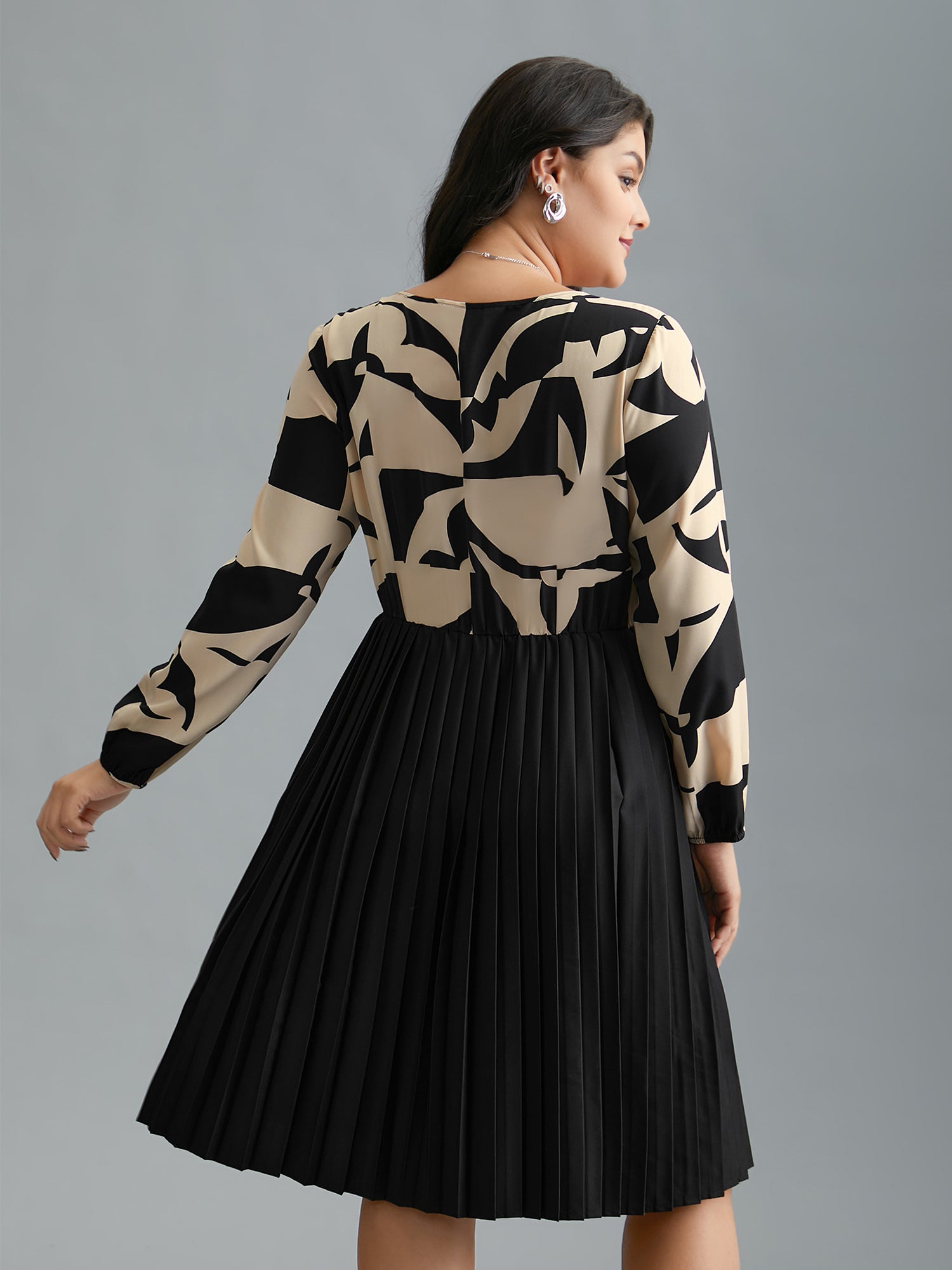 Notched Geometric Print Pleated Dress