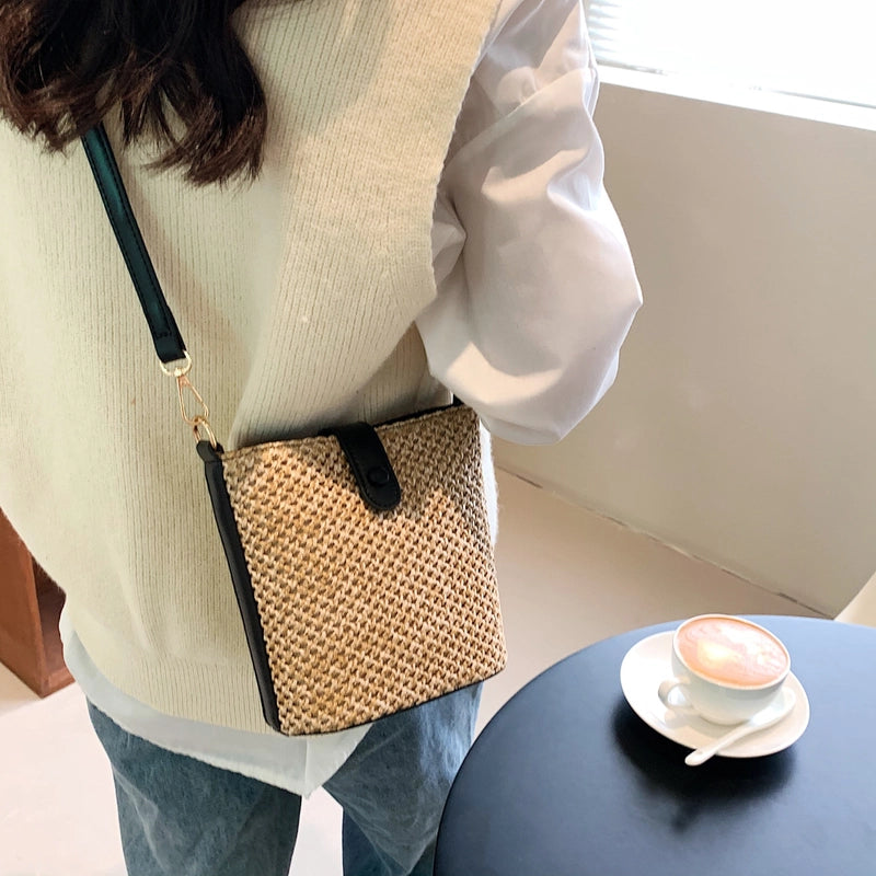 Women's Medium Straw Solid Color Vacation Beach Weave Bucket Lock Clasp Straw Bag