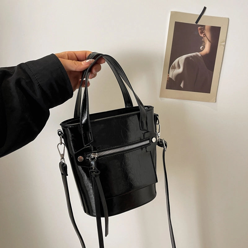 Women's Pu Leather Solid Color Classic Style Streetwear Sewing Thread Bucket Zipper Handbag