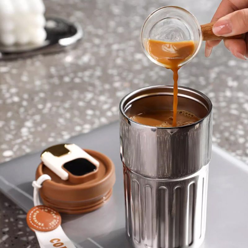 Coffee thermos mug with temperature display