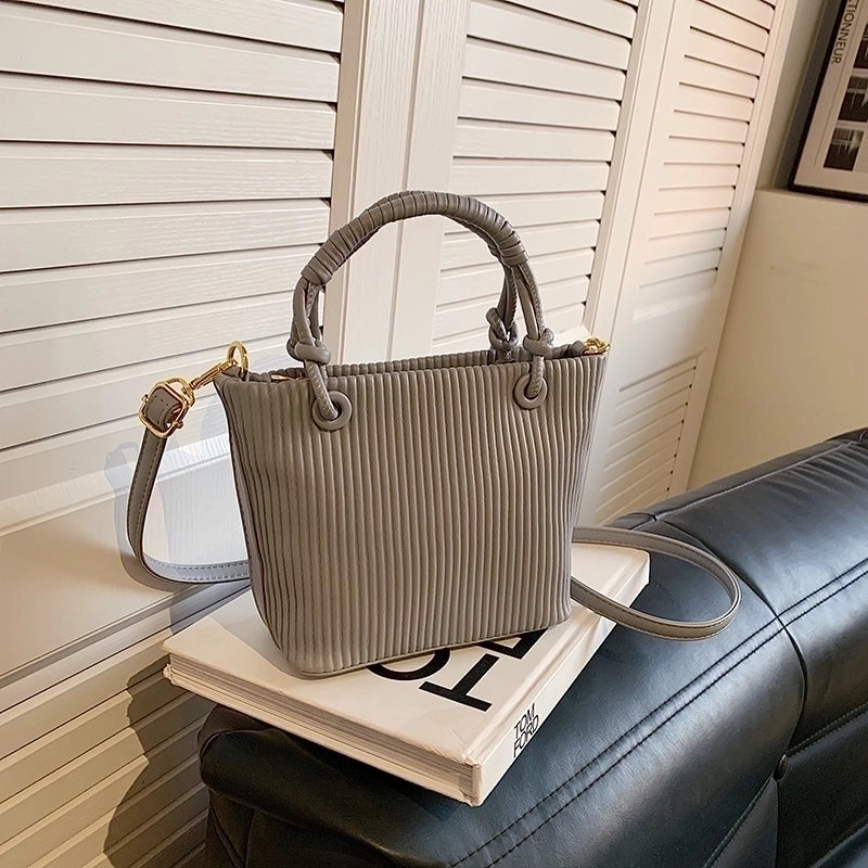 Women's Pu Leather Stripe Solid Color Classic Style Square Zipper Shoulder Bag Handbag