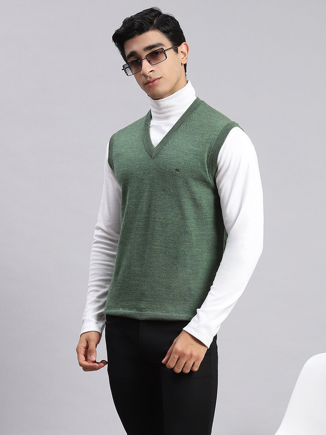 Men Green Solid V Neck Sleeveless Sweater