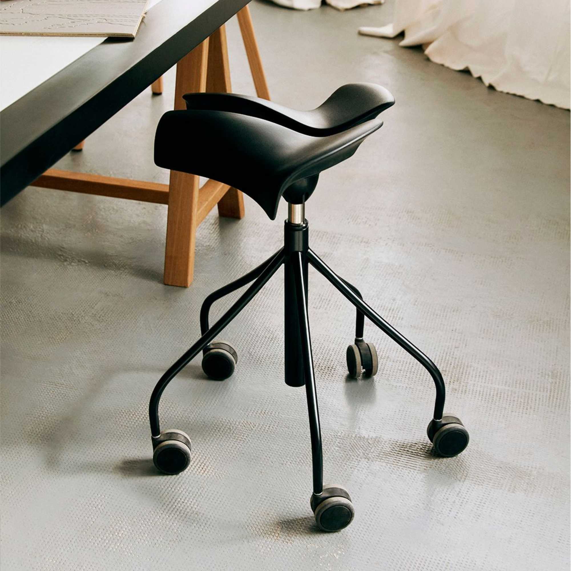 BD Barcelona Binaria stool. Black