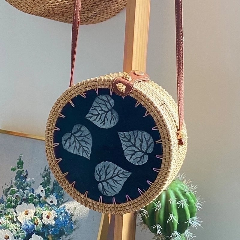 Women's Medium Straw Marble Heart Shape Flower Beach Round Buckle Crossbody Bag