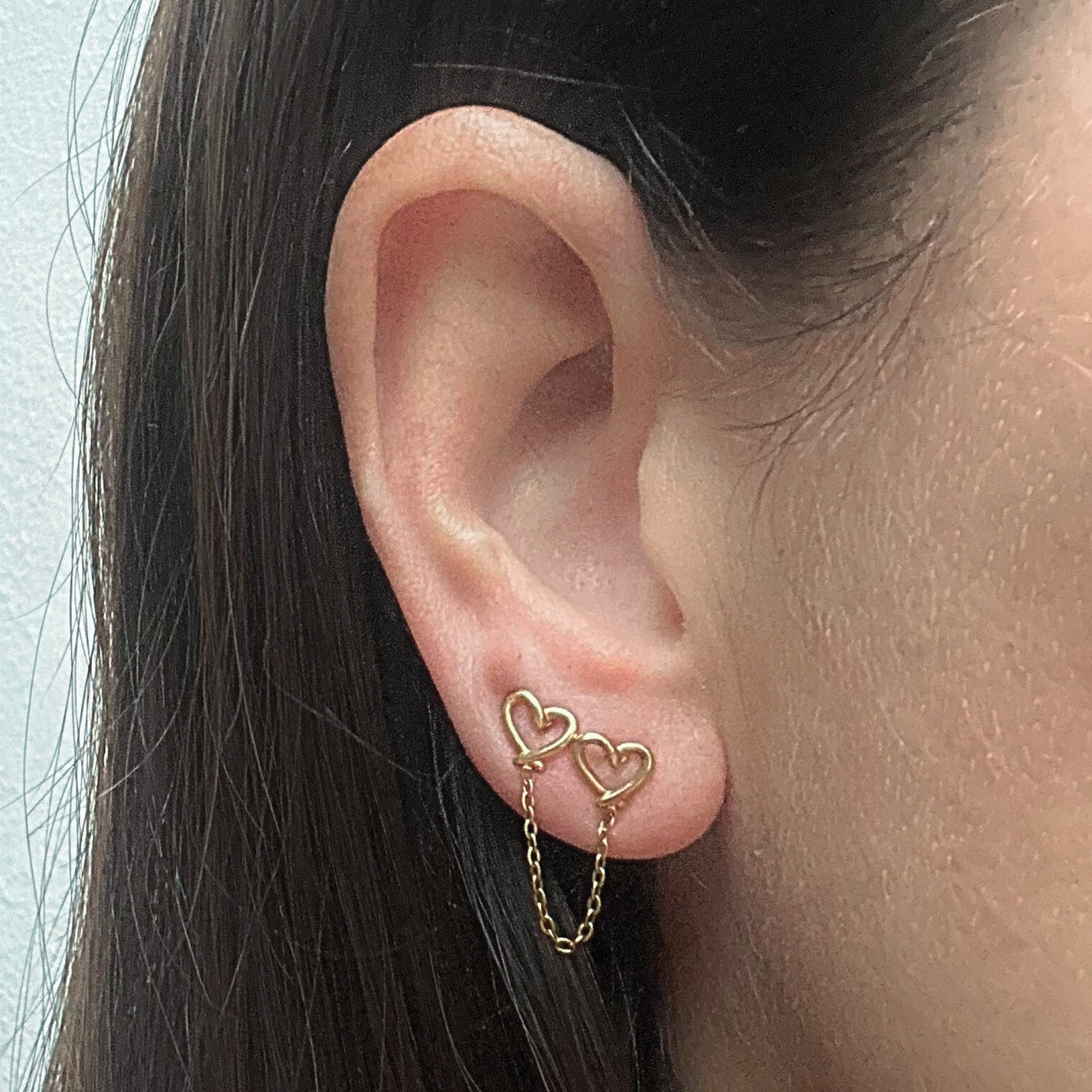 Hollow chained heart studs - Gold