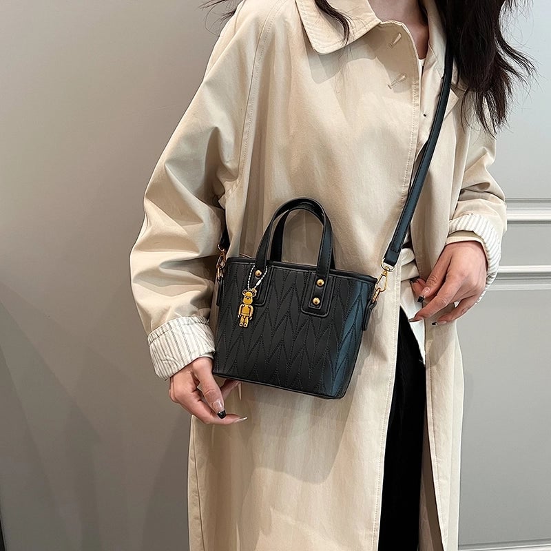Women's Pu Leather Solid Color Classic Style Sewing Thread Square Zipper Shoulder Bag