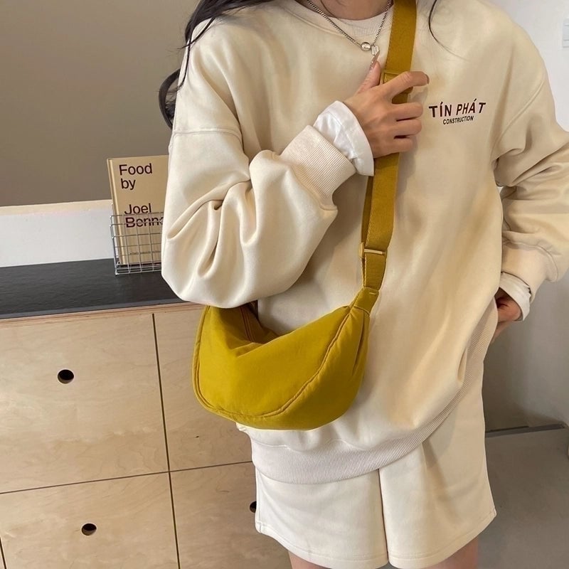 Women's Medium Cloth Solid Color Classic Style Streetwear Zipper Crossbody Bag