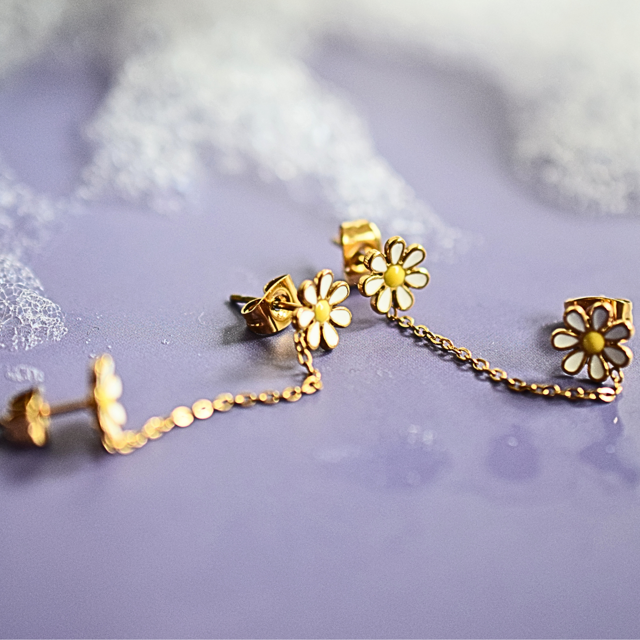 Chained daisy studs - Gold