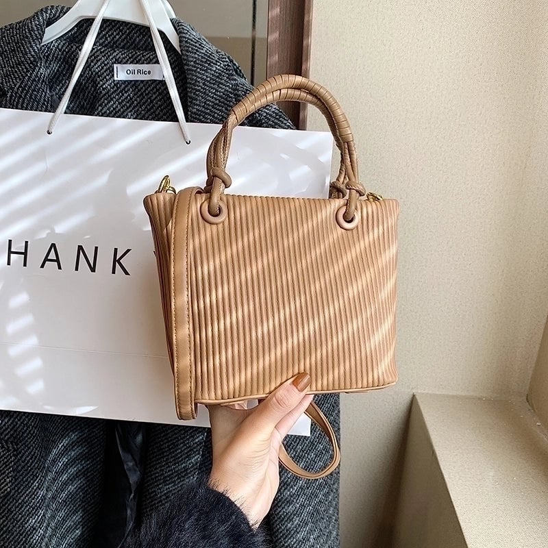 Women's Pu Leather Stripe Solid Color Classic Style Square Zipper Shoulder Bag Handbag