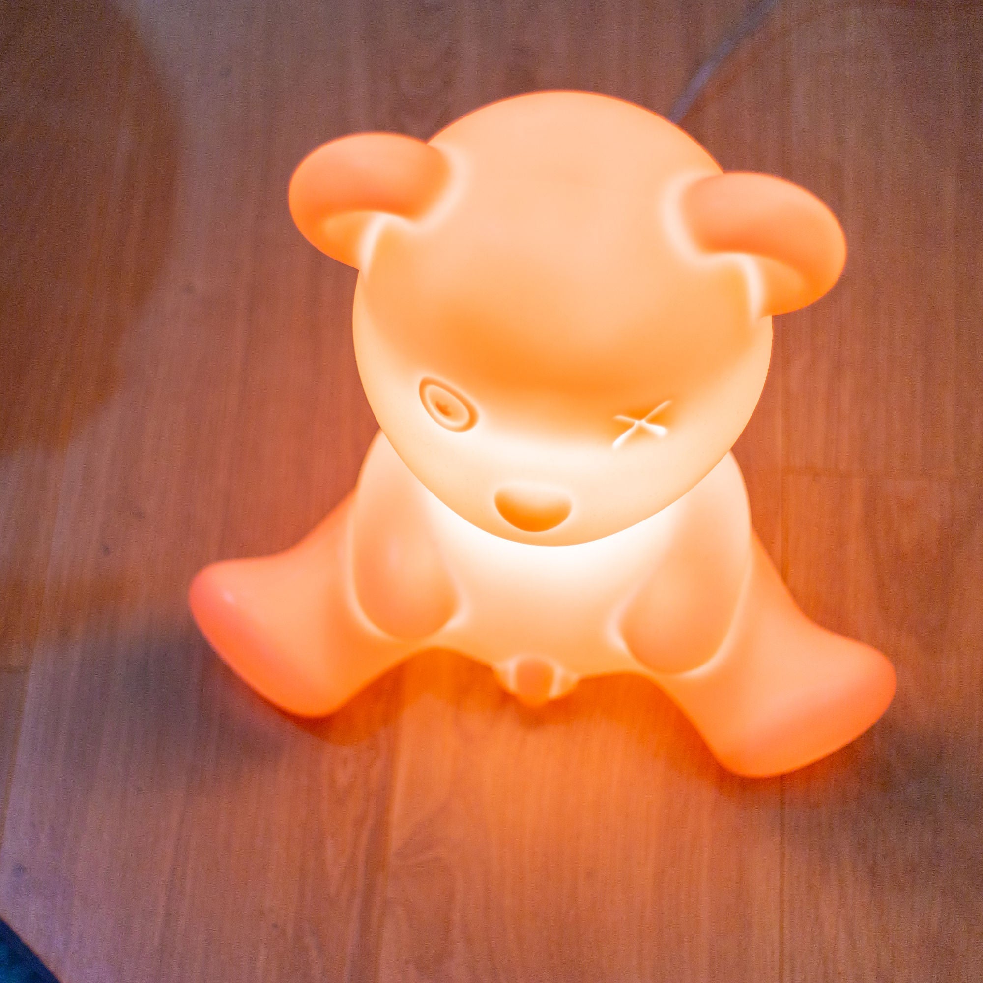 Qeeboo Teddy Boy table lamp . Bright Pink