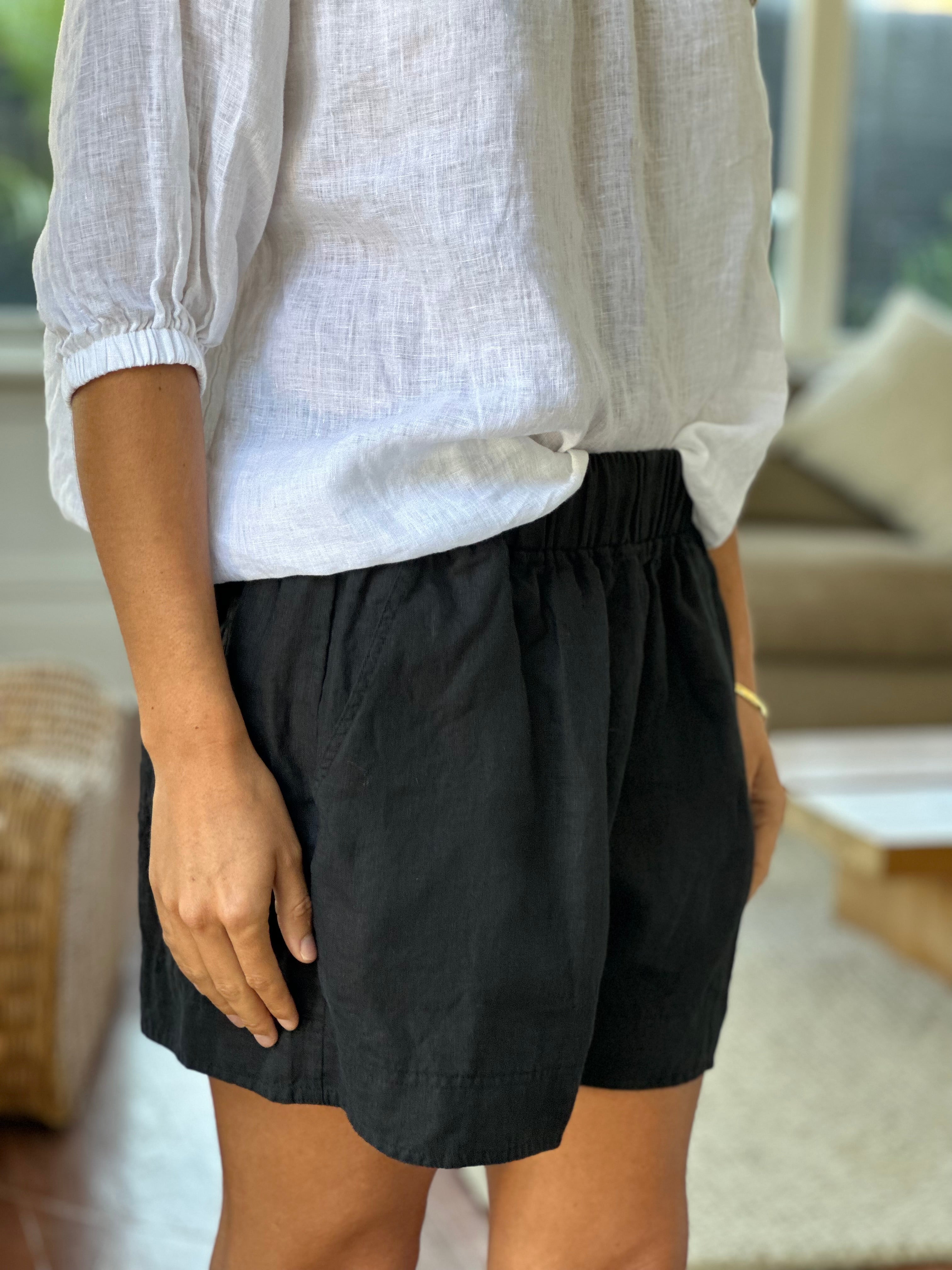 abbey short - black linen