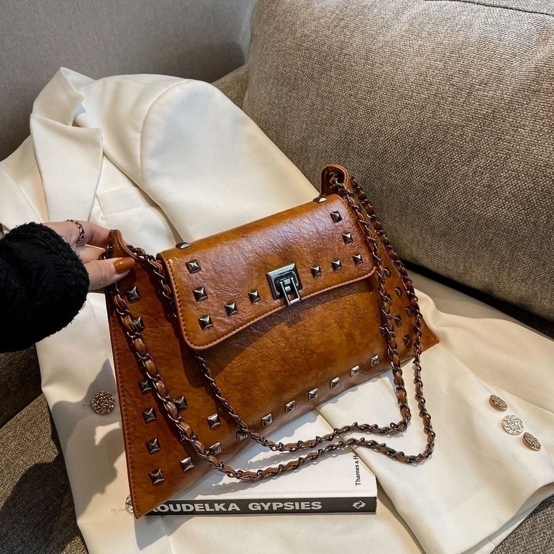 Women's Pu Leather Solid Color Streetwear Square Lock Clasp Shoulder Bag