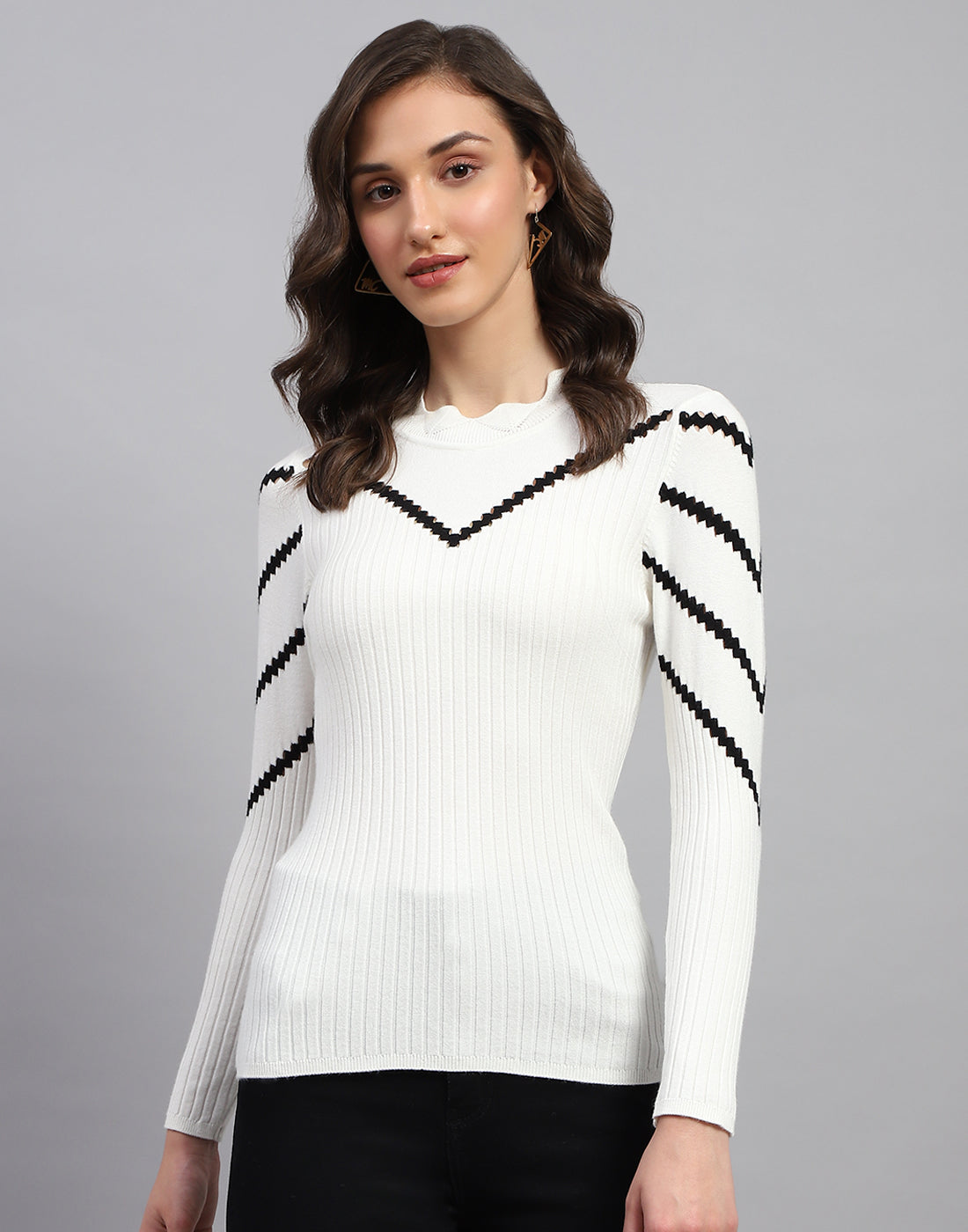 Women White Solid Round Neck Full Sleeve Sceavy