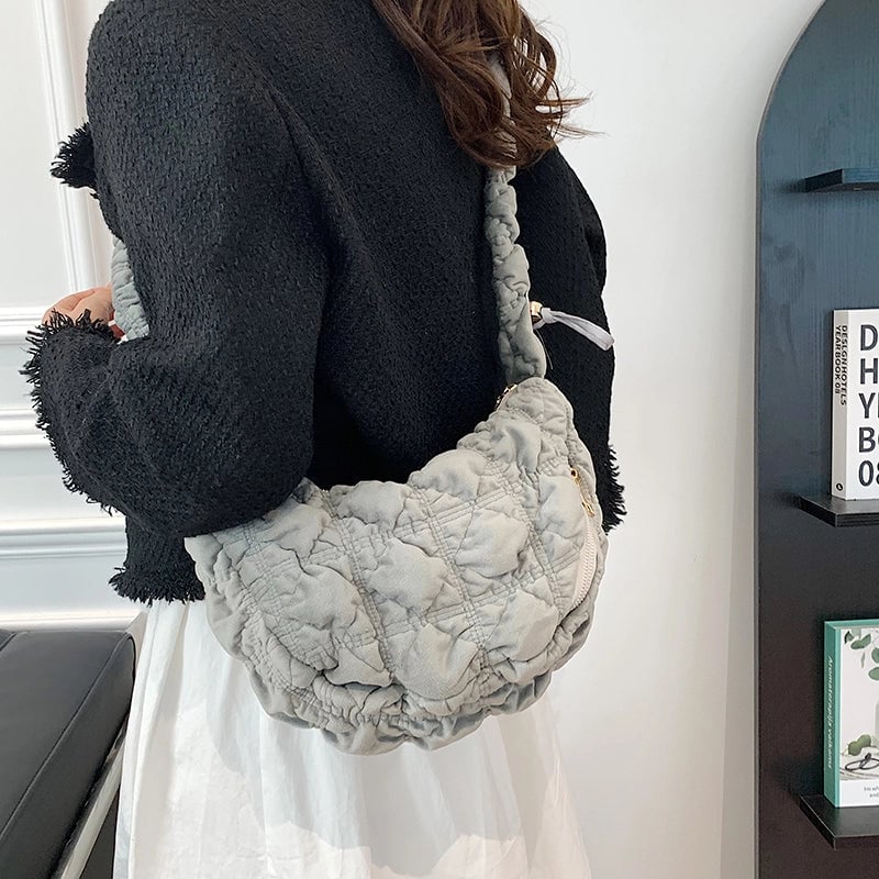 Women's Autumn&winter Polyester Solid Color Maximalism Classic Style Streetwear Knot Sewing Thread Dumpling Shape Zipper Underarm Bag