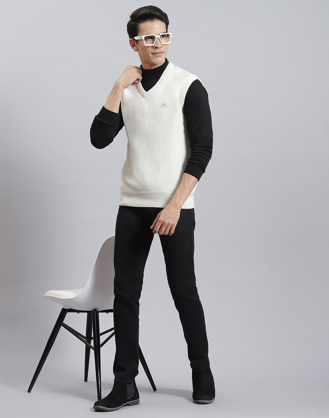 Men Off White Solid V Neck Sleeveless Sweater