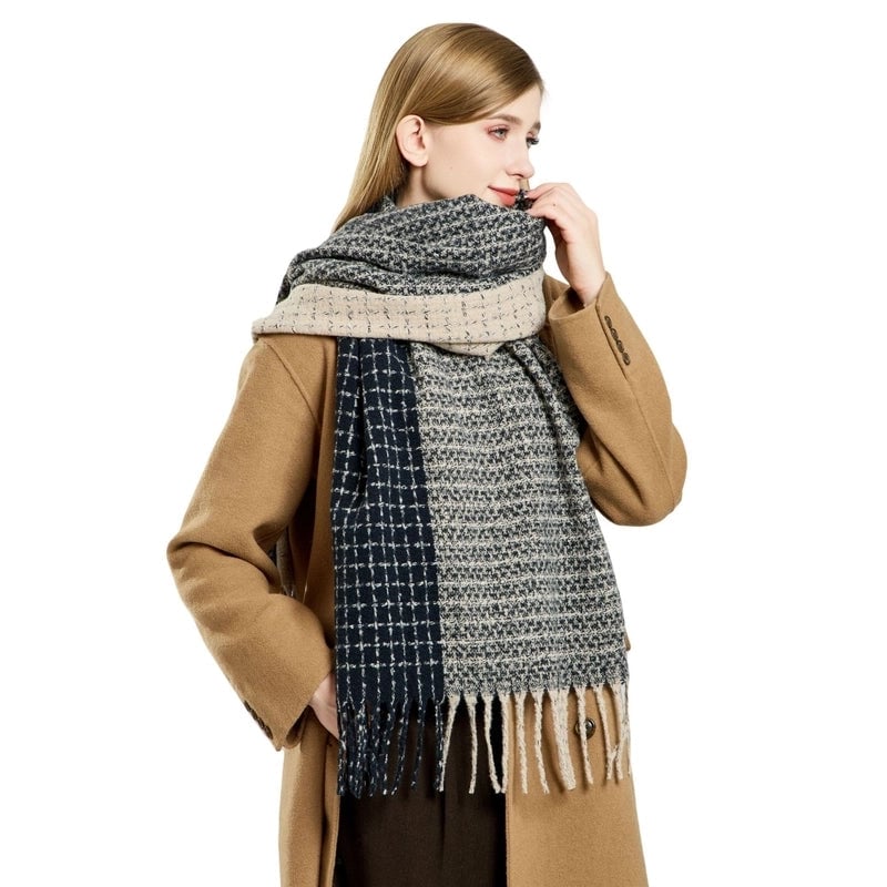 Women's Casual Solid Color Polyester Tassel Scarf