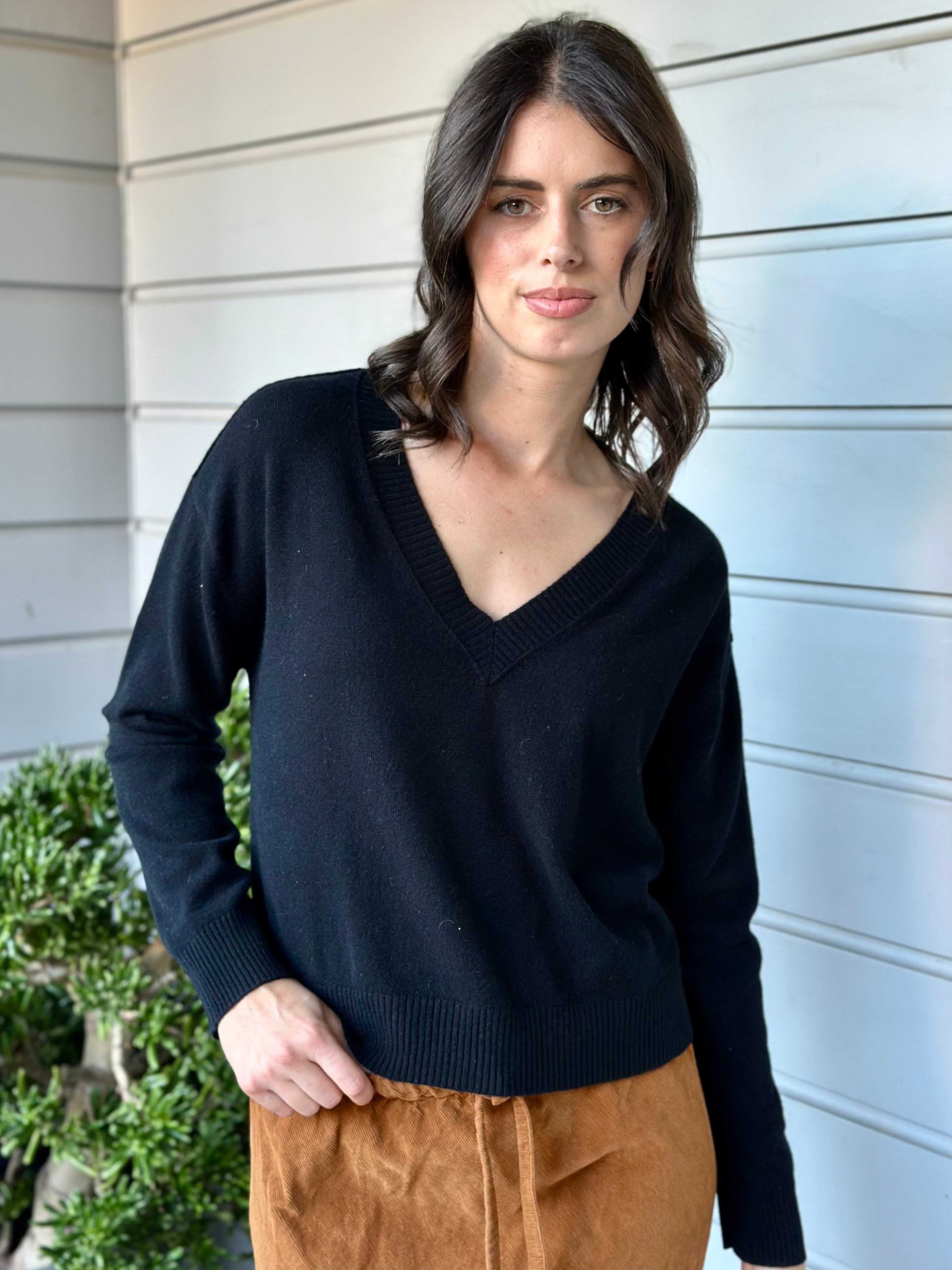 mavis v neck knit- -black cashmere