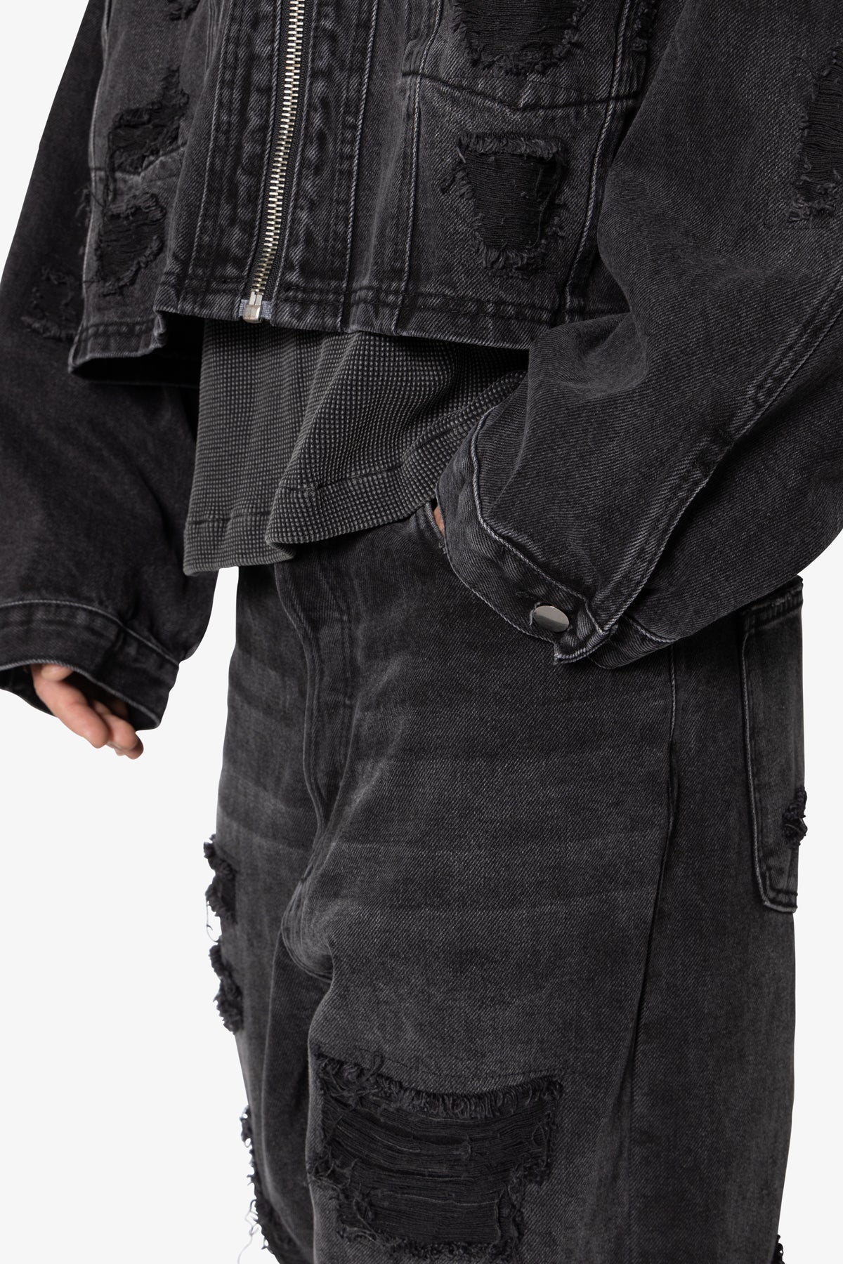 V640 Ultra Ripped Denim - Washed Black