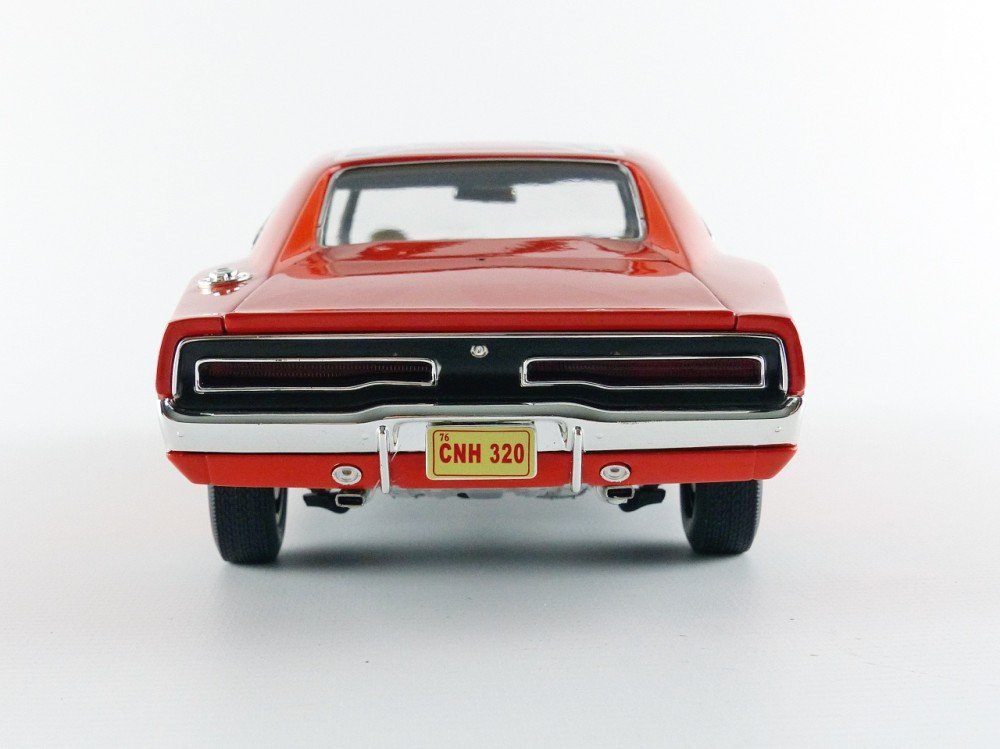 Cooter’s Garage 1969 Dodge Charger with General Lee 1:18 Scale