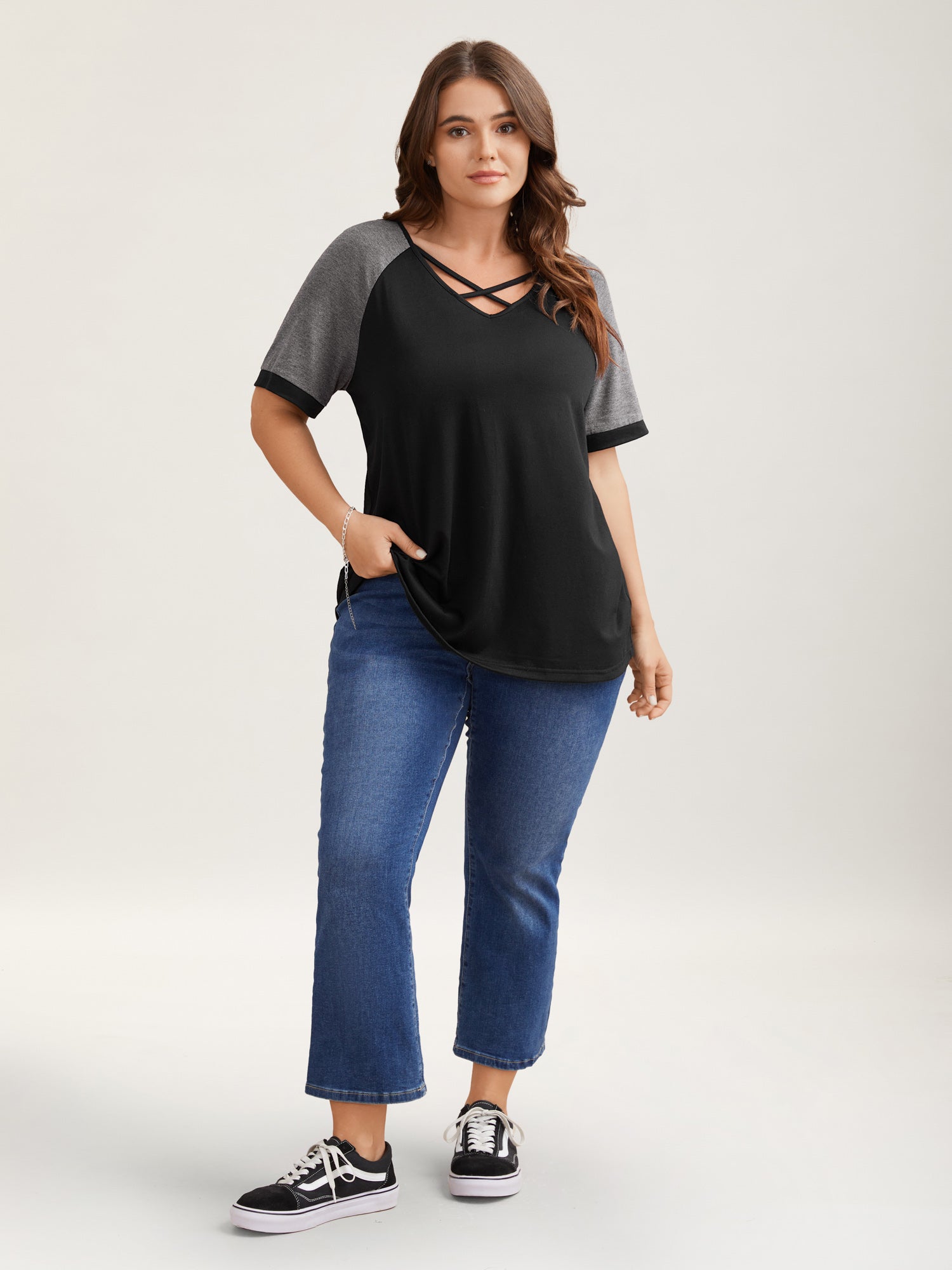 Color Contrast Neck Cut-Out T-Blouse