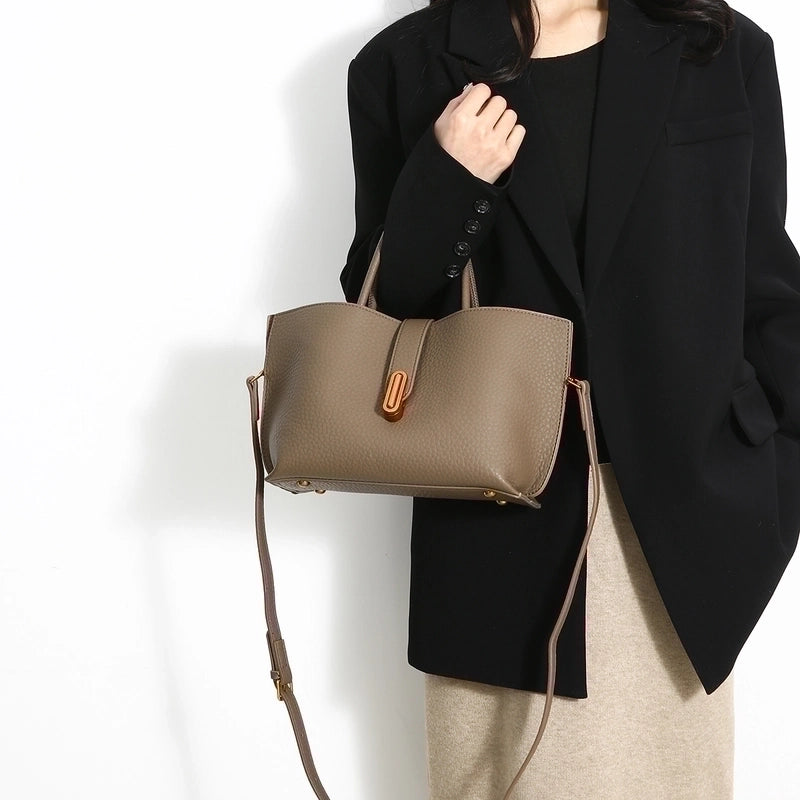 Women's Pu Leather Solid Color Preppy Style Classic Style Sewing Thread Zipper Shoulder Bag