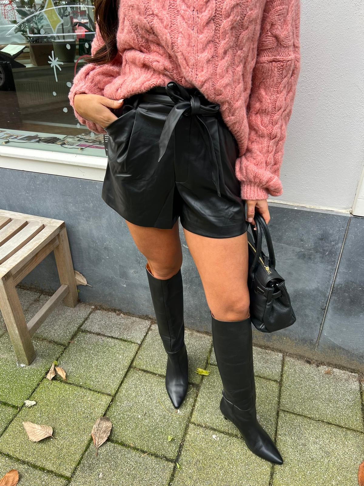 Ivy leatherlook short black